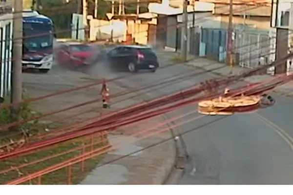 Teste do bafômetro indicou que motorista estava bêbado; vídeo mostra veículo em zigue-zague momentos antes da colisão - Metrópoles