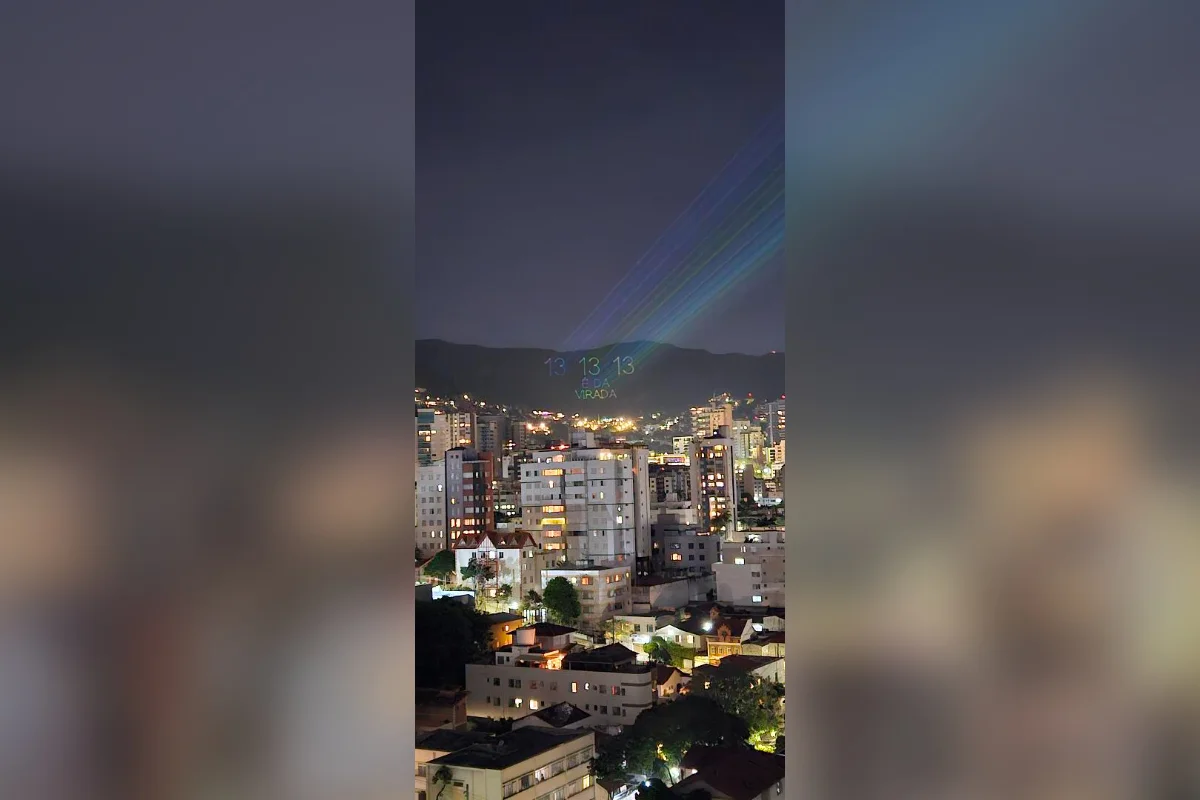 Projeções em serra de BH têm ataques a Flávio e pedidos de voto para Lula Projeções em serra de BH têm ataques a Flávio e pedidos de voto para Lula