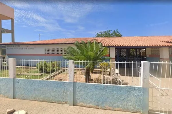 Imagem collorida, Professor é afastado após tirar a roupa e ficar nu em sala de aula - Metrópoles