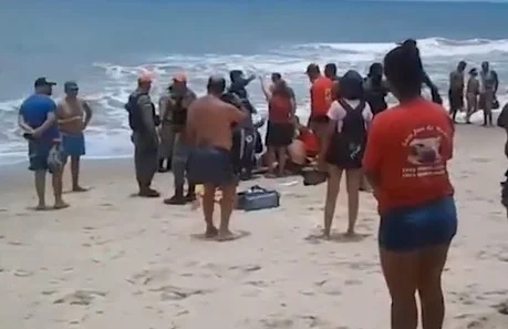 Imagem mostra momento que adolescente atacado por tubarão é socorrido - Metrópoles