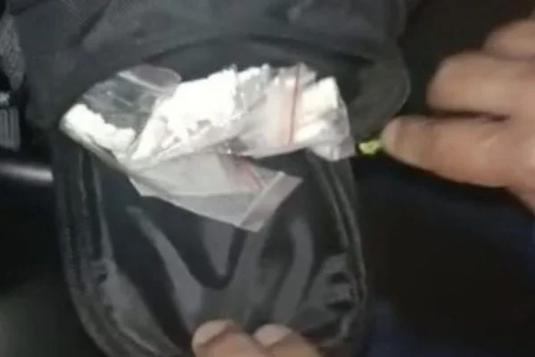 Imagem colorida mostra cocaína apreendida com jovem que distribuía drogas em academia. Metrópoles