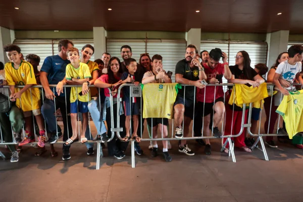 Torcedores se reúnem no B Hotel para ver os jogadores da Seleção Brasileira saindo para o treino- Metrópoles