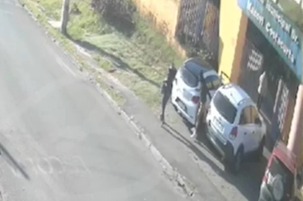 Imagem colorida mostra frame de vídeo de câmera de segurança em que professora tem carro levado em assalto - Metrópoles