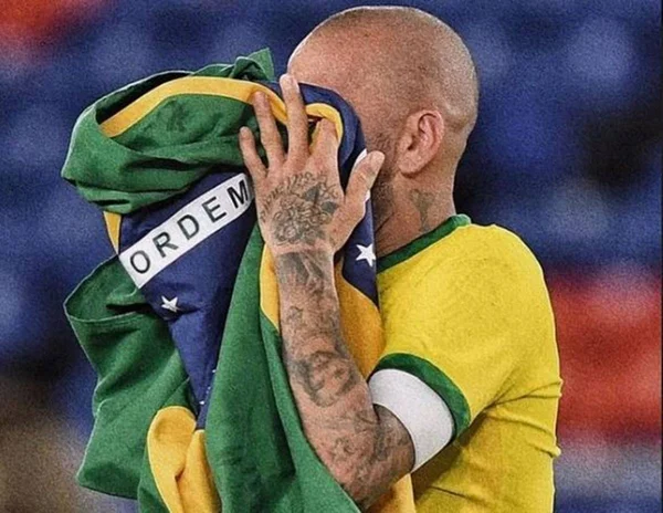 Daniel Alves faz publicação no 7 de setembro