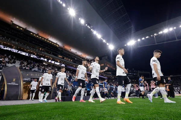Esposa de jogador do Corinthians revela que salários estão atrasados