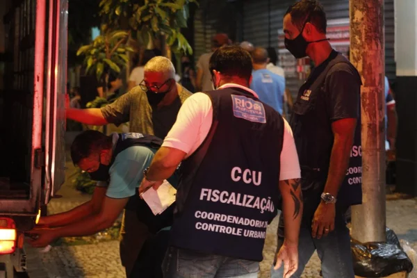Quadra de escola de samba é fechada por agentes da Prefeitura do Rio