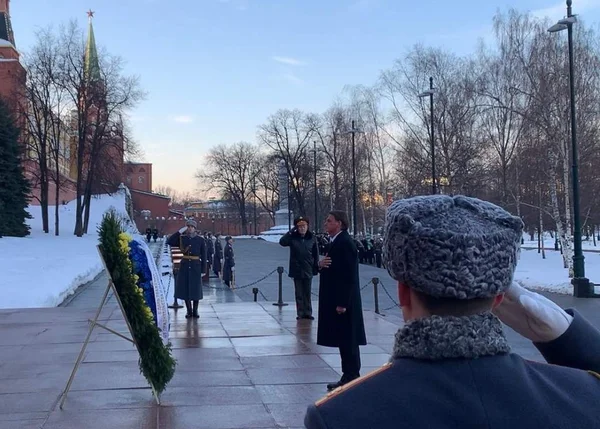 Bolsonaro participa de cerimônia militar em Moscou, Rússia. Ele presta solenidade em frente a uma coroa de flores, na entrada no Kremlin, onde militares fazem continência - Metrópoles