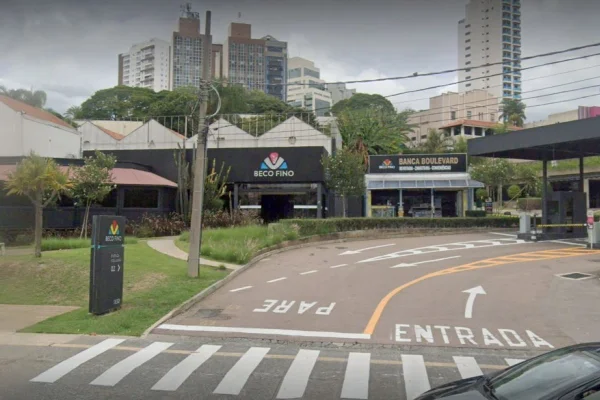 Entrada de complexo de bares e restaurante, com letreiro "Beco Fino" - Metrópoles