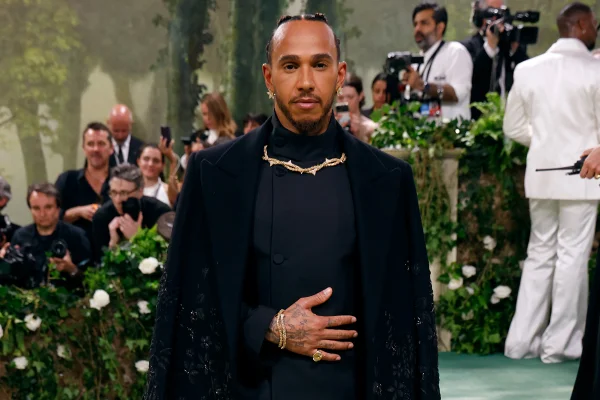 Piloto Lewis Hamilton no Met Gala 2024 - metrópoles