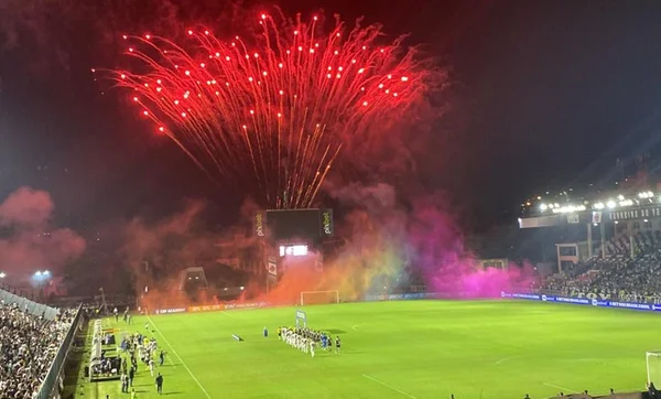 São Januário com as cores do arco-íris