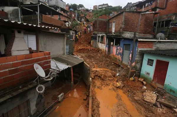 Estragos e desaparecidos na cidade de Franco da Rocha, na região metropolitana de SP, após as chuvas