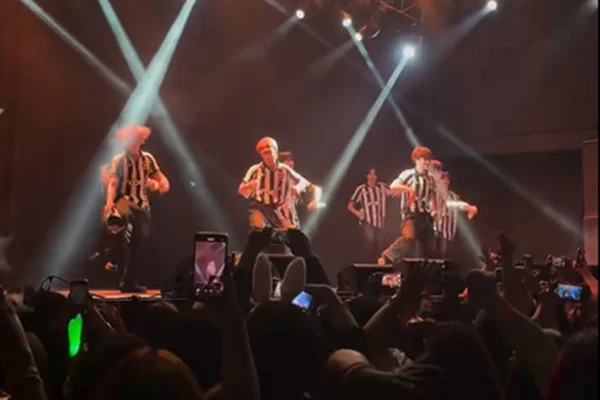 Print de um vídeo colorido da banda NTX - Metrópoles