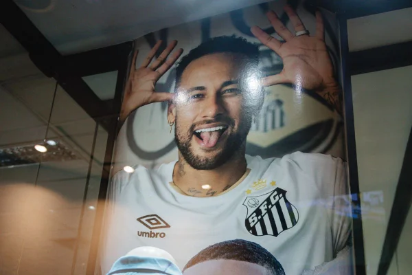 Com busto e estátua, Neymar recebe homenagens no museu do Santos - destaque galeria
