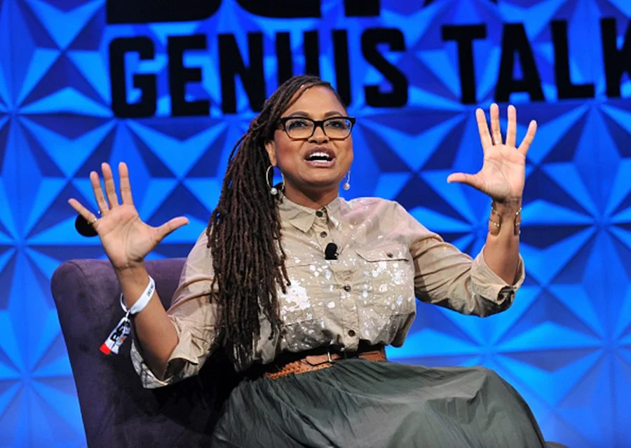 A californiana Ava DuVernay é tão lacradora que, em apenas 10 anos de carreira cinematográfica, já entrou para os livros de história do cinema. É dela o marco de primeira diretora negra indicada a Melhor Direção no Globo de Ouro e Oscar pelo drama <b>“Selma”</b> (2014) e a primeira mulher afro a dirigir um filme com orçamento superior a US$ 100 milhões – o juvenil <b>“Uma Dobra no Tempo” </b> dos estúdios Disney A californiana Ava DuVernay é tão lacradora que, em apenas 10 anos de carreira cinematográfica, já entrou para os livros de história do cinema. É dela o marco de primeira diretora negra indicada a Melhor Direção no Globo de Ouro e Oscar pelo drama <b>“Selma”</b> (2014) e a primeira mulher afro a dirigir um filme com orçamento superior a US$ 100 milhões – o juvenil <b>“Uma Dobra no Tempo” </b> dos estúdios Disney