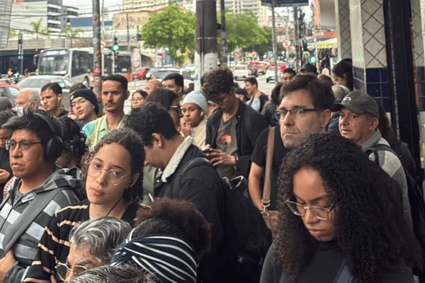 Ponto de ônibus lotado no bairro Butantã, em São Paulo.