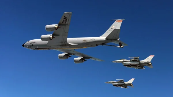 imagem colorida avião kc-135 eua
