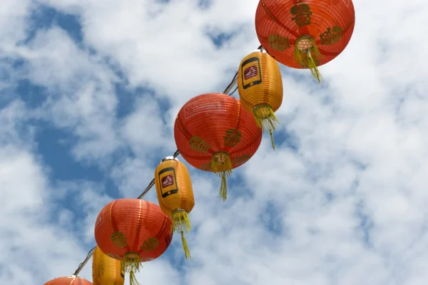 Elementos do Ano Novo Chinês pendurados com o céu atrás