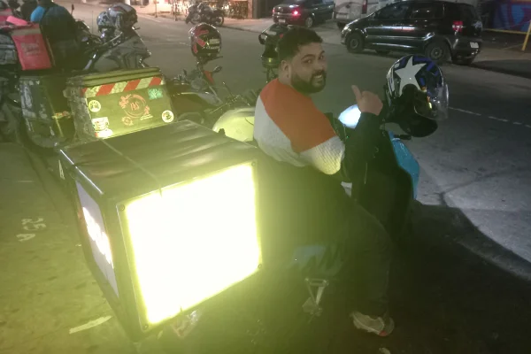 Imagem mostra um dos motoboys e baú luminoso em moto - Metrópoles