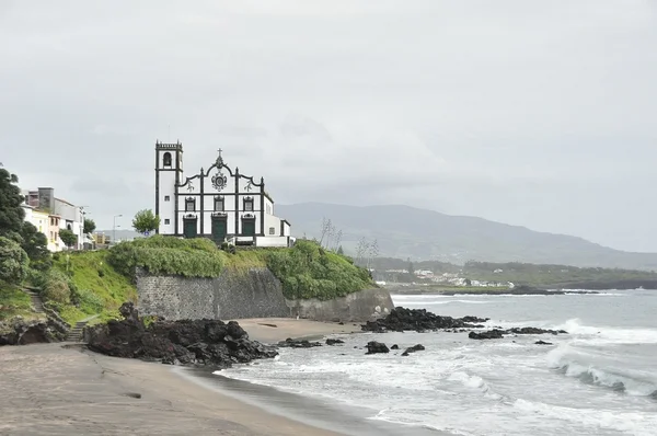 Raro furacão se forma no oceano Atlântico e deve atingir arquipélago português