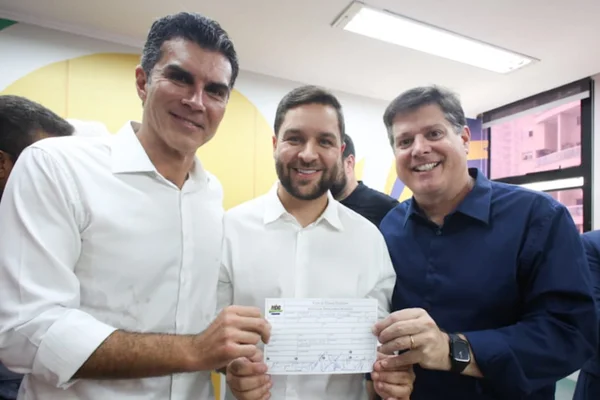 Imagem colorida do vice-governador do Rio de Janeiro, Thiago Pampolha, se filiado ao MDB ao lado do governador do Pará, Helder Barbalho, e do presidente nacional do partido, Baleia Rossi - Metrópoles