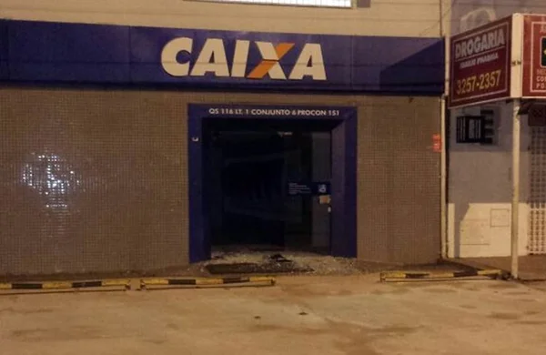 Ladrões tentam explodir caixa eletrônico em agência de Samambaia