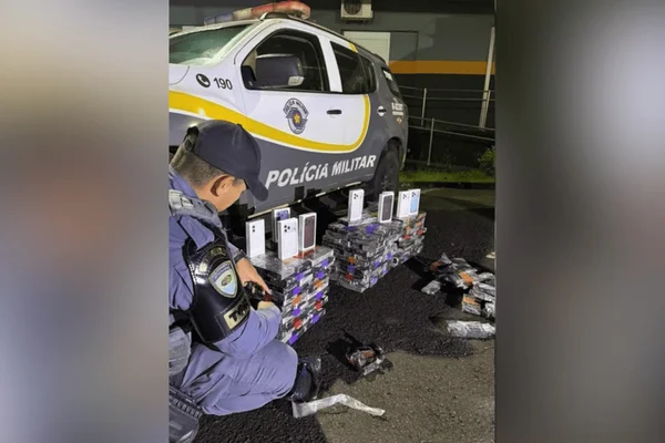 Farinha com recheio milionário: PM acha 342 celulares ocultados em caminhão