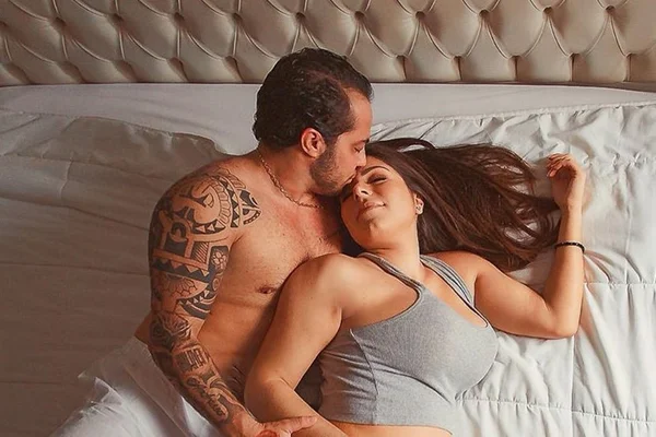 Thammy e Andressa Ferreira comemoram 5 meses de gravidez na cama