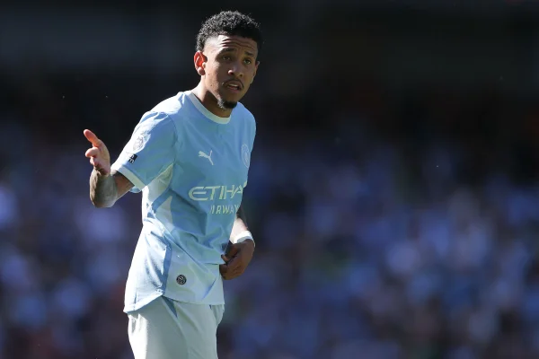 Foto colorida de Savinho, atacante do Manchester City - Metrópoles