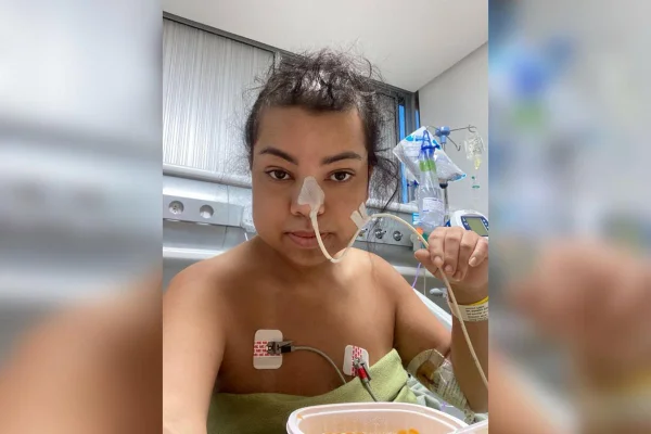 Mulher em ambiente hospitalar, com tubos no nariz - Metrópoles