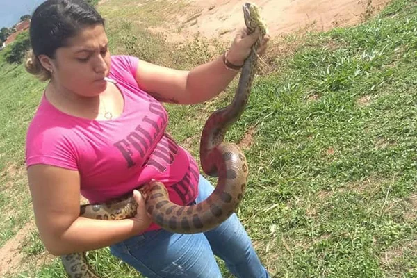 Mulher captura sucuri de 2 metros durante passeio com a família