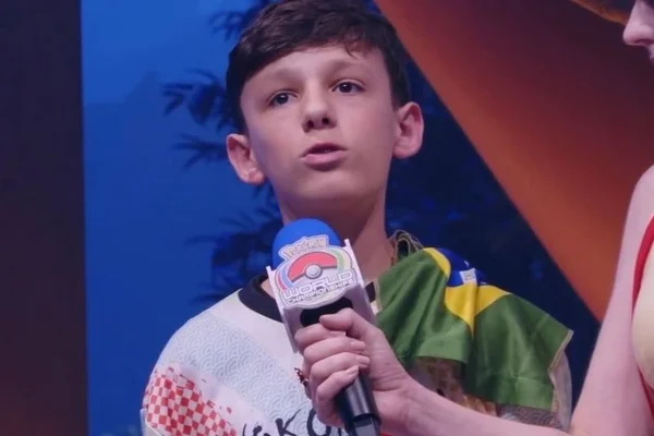 Na foto, um menino com microfone e bandeira do brasil - Metrópoles