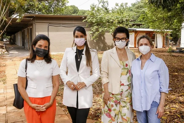 Primeira-dama Mayara Noronha visita obras da mostra CASACOR Brasília 2021