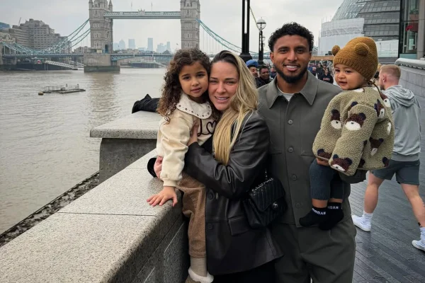 Imagem colorida mostra Éderson ao lado da esposa, Myckaela Lobianco, e dos dois filhos - Metrópoles