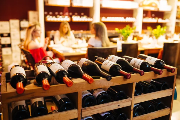 Grand Cru oferece degustação gratuita de vinhos em todas as lojas