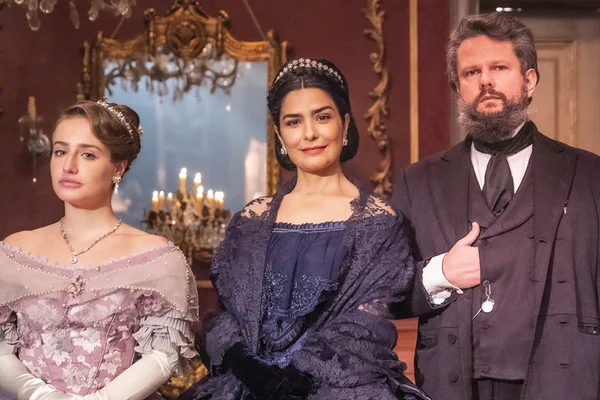 Bruna Griphao, Letícia Sabatella e Selton Mello na novela Nos Tempos do Imperador - Metrópoles