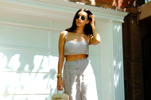 Mulher com look bege