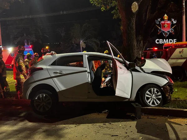 Homem morre e 2 ficam gravemente feridos após carro bater em árvore