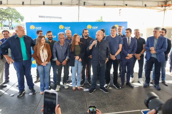 Foto colorida de grupo com Ibaneis Rocha durante agenda no Gama