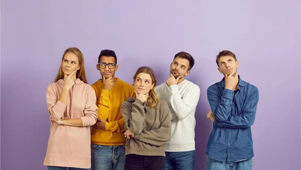Várias pessoas sérias com a mão no queixo