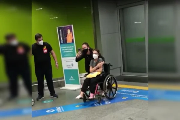 Vídeo: bailarina que perdeu dedo em acidente desembarca em Brasília sob aplausos