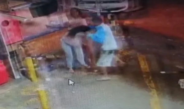 Vídeo: homem agride mulher com socos e puxões de cabelo em posto no DF