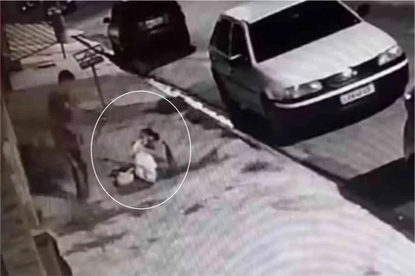 Trecho do vídeo em que mulher cai em fossa com criança - Metrópoles