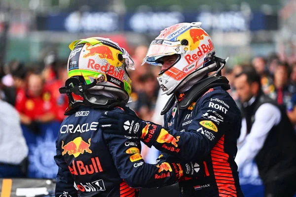 Imagem colorida dos pilotos da Red Bull se abraçando - Metrópoles