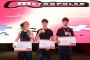 Os vencedores da competição de Clash Royale no Metrópoles Game Festival: Ilir Prendi, 3º lugar; Robson Marques Jr., campeão; e Mateus Marques, 2º lugar Os vencedores da competição de Clash Royale no Metrópoles Game Festival: Ilir Prendi, 3º lugar; Robson Marques Jr., campeão; e Mateus Marques, 2º lugar