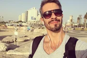 Danilo Vieira posa de óculos escuros durante passeio Danilo Vieira posa de óculos escuros durante passeio