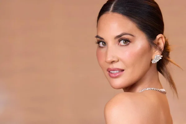 Foto colorida da atriz Olivia Munn - Metrópoles