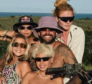 Pedro Scooby posa com os três filhos com Luana Piovani e a atual esposa Pedro Scooby posa com os três filhos com Luana Piovani e a atual esposa