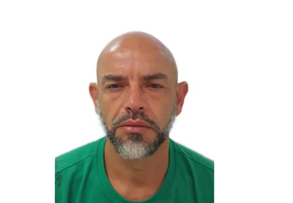 homem careca de barba
