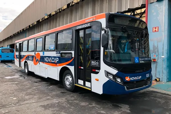 Imagem colorida, ônibus - Metrópoles