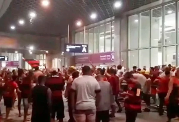 Torcedores do Flamengo Galeão aguardam chegada do time campeão brasileiro 2020